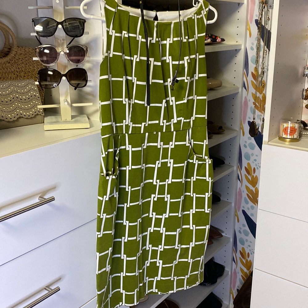 Ah-mazing green sheath dress.